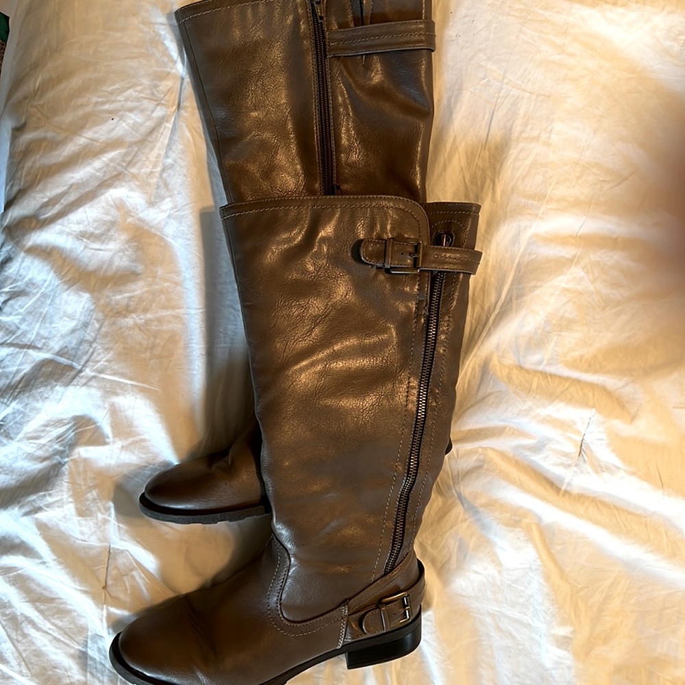 Sz 8 White Mountain pewter color, zippered knee high leather boots!!